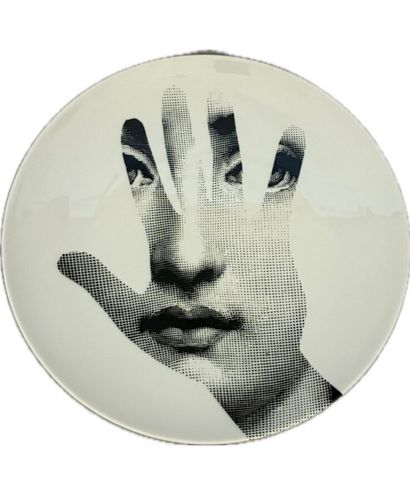 Piero FORNASETTI (1913-1988)
Assiette en...