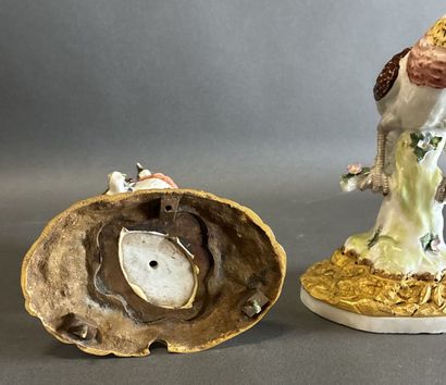 MEISSEN
Paire d'oiseaux perchés reposant...