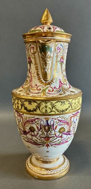Sèvre (?)
Verseuse couvert en porcelaine...