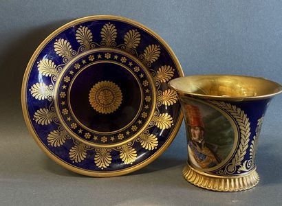 SÈVRES
Tasse jasmin accompagnée de sa sous-coupe...