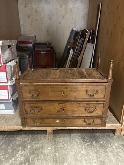 Commode en bois de placage, ouvrant par trois...