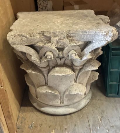 Chapiteau corinthien en pierre à décor de...