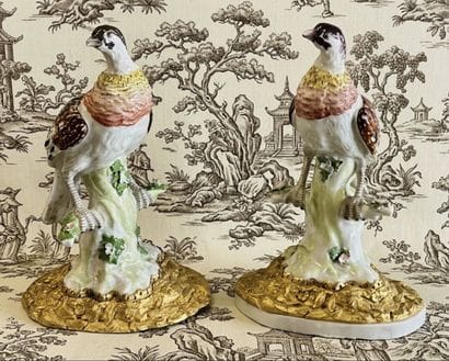MEISSEN
Paire d'oiseaux perchés reposant...