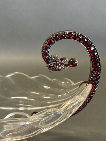 Coupe sur pied en verre formant coquille...