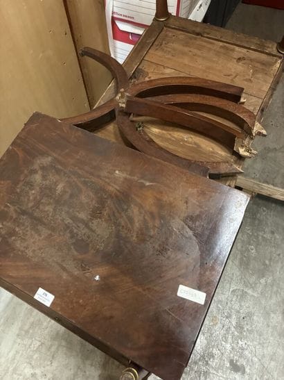 Table à jeu en acajou, entretoise ,piétement...