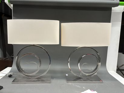 Paire de lampes contemporaines en métal chromé...