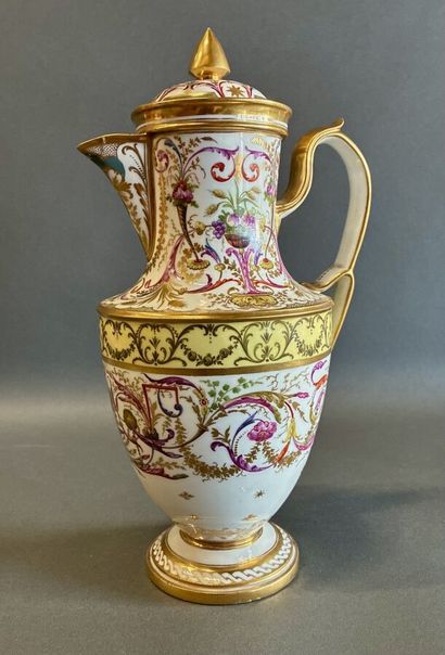 Sèvre (?)
Verseuse couvert en porcelaine...