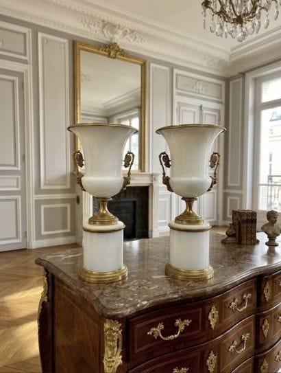 Paire de vases Médicis en opaline et monture...