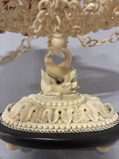 Coupe couverte de forme ovale en os sculpté...