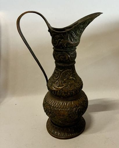 Aiguière en laiton à décor de frises et ...