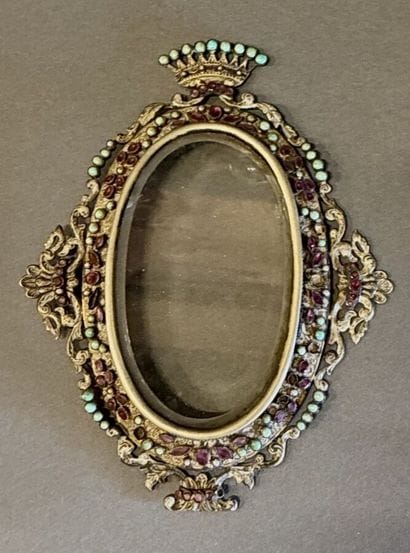 Partie de reliquaire à cabochons surmonté...