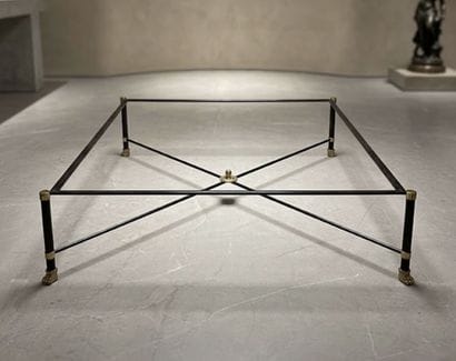 Table basse en métal noir et doré à la pomme...
