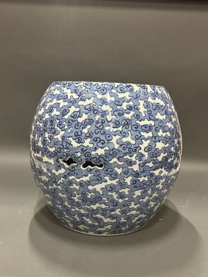 Ai WEIWEI (né en 1957) (?)
Tabouret en porcelaine...
