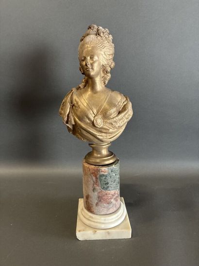 Buste en régule de Marie-Antoinette, reposant...