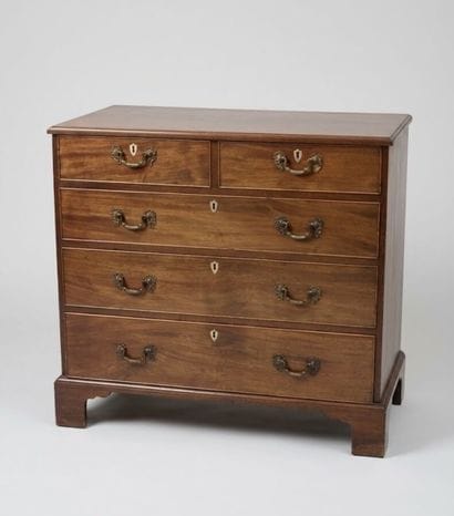 Commode en bois vernis ouvrant par cinq tiroirs,...