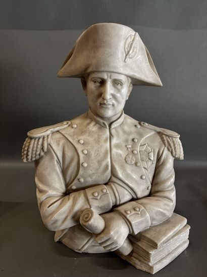 Buste en pierre composite de Napoléon Bonaparte...