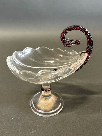 Coupe sur pied en verre formant coquille...