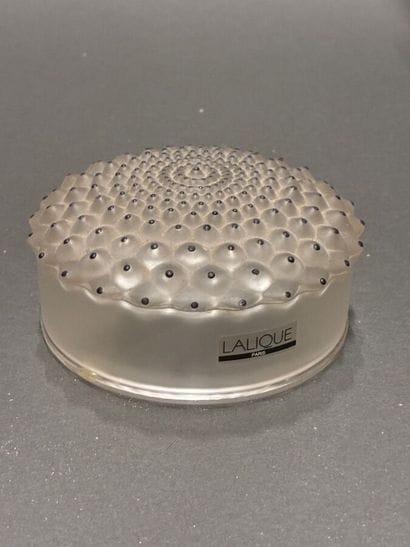 LALIQUE
Bonbonnière en cristal moulé presse,...
