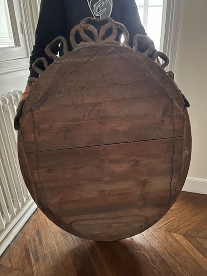 Miroir en bois et stuc doré de forme ovale,
Style...