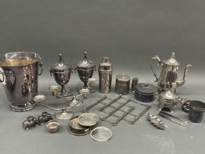 Lot d'objets divers en métal argenté

Frais...