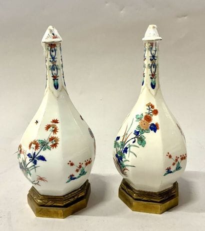 Paire vases balustres couverts en porcelaine...