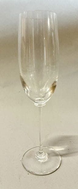 SAINT LOUIS 
Suite de six flutes à Champagne...