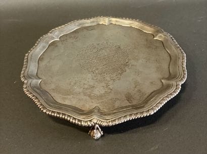 Plat de service en argent sterling reposant...