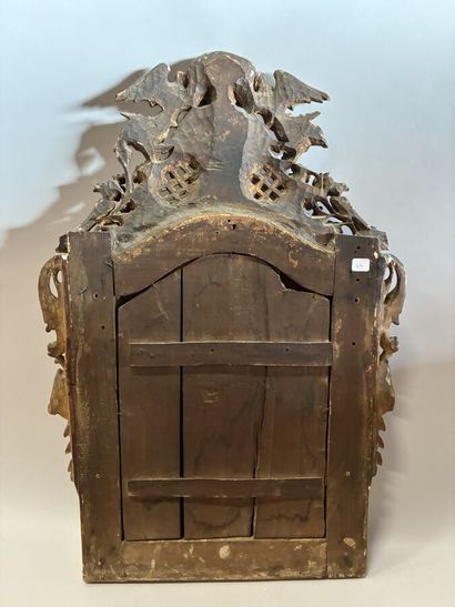 Miroir en bois doré à décor de rinceaux,...