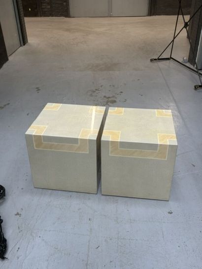 Paire de bouts de canapé en bois laqué crème...