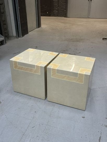 Paire de bouts de canapé en bois laqué crème...
