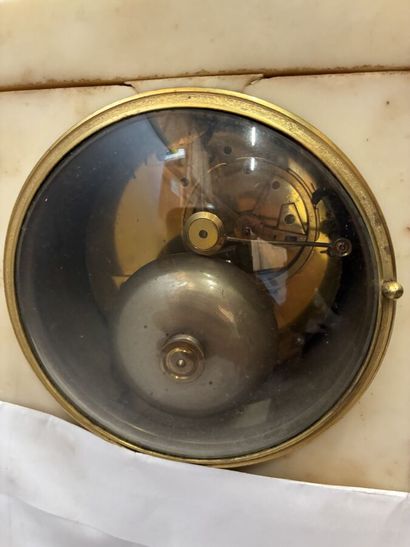 Pendule borne en bronze doré et marbre blanc,...