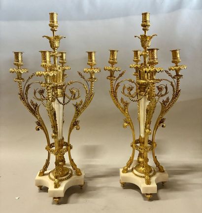 Paire de candélabres en régule doré et marbre,...