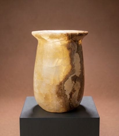 Vase en pierre dure 
H. 14.5 cm

Première...