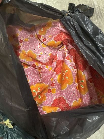 Ensemble comprenant : 
1 pouf à billet de...