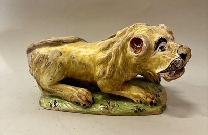 LILLE (?)
Lion couché en faïence polychrome
L....