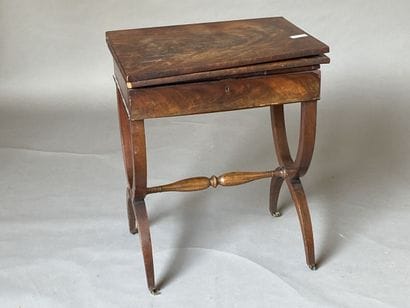 Table à jeu en acajou, entretoise ,piétement...