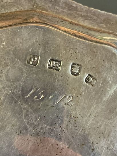Plat de service en argent sterling reposant...