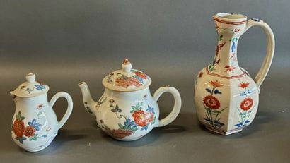 Ensemble de trois faïences : pot à lait,...