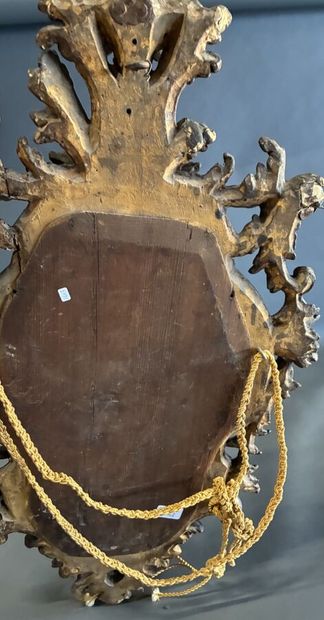 Miroir en bois dorée de forme mouvementé...