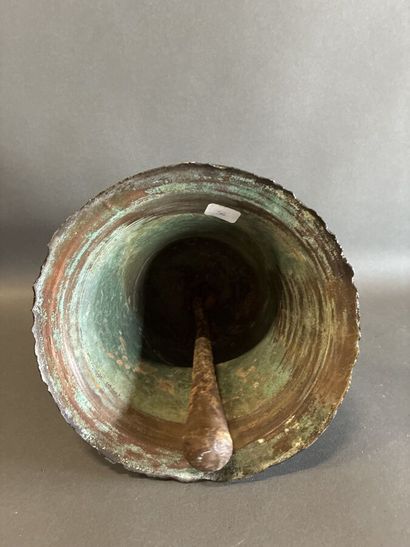 Cloche en bronze portant l'inscription 