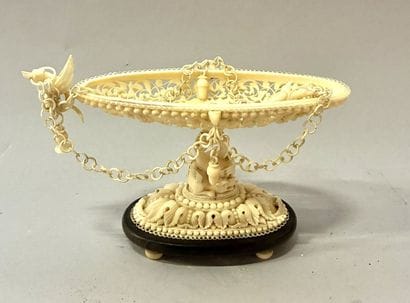Coupe couverte de forme ovale en os sculpté...