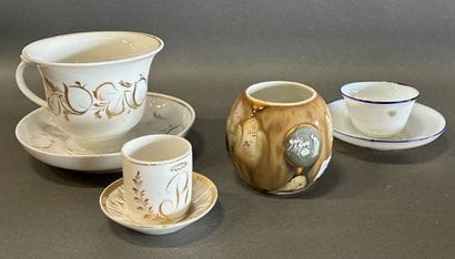 Ensemble de trois tasse accompagné de leurs...