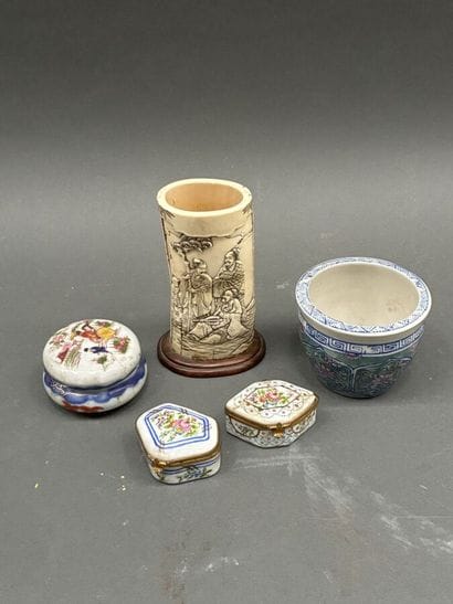 Lot d'objets divers de style Asiatique

Frais...