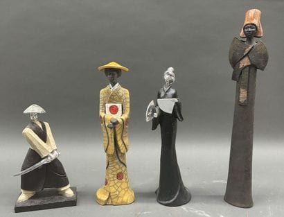 Lot de personnages en matières composites...
