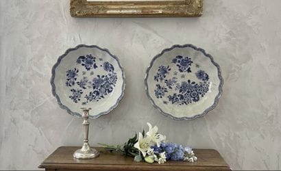 Paire de coupes en faïence à décor de fleurs...