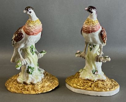 MEISSEN
Paire d'oiseaux perchés reposant...