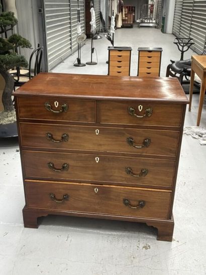 Commode en bois vernis ouvrant par cinq tiroirs,...