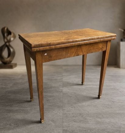 Table à jeu en bois de placage et garniture...
