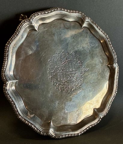 Plat de service en argent sterling reposant...