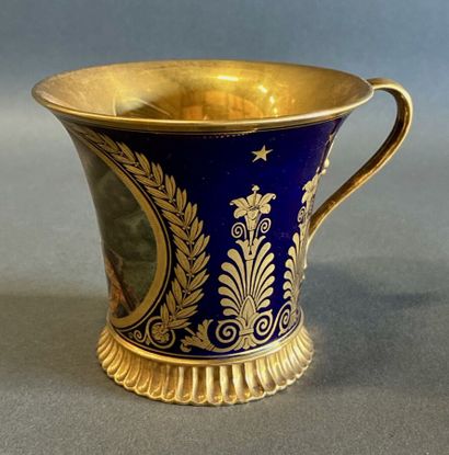 SÈVRES
Tasse jasmin accompagnée de sa sous-coupe...